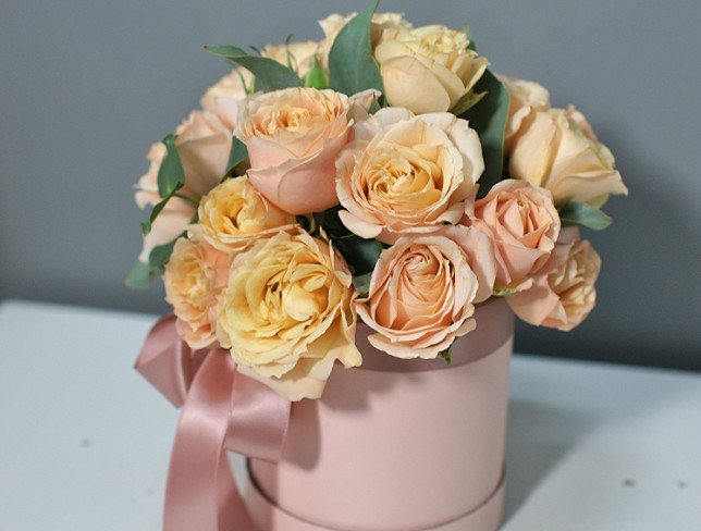 Cutie roz cu trandafiri crem de tip tufă foto