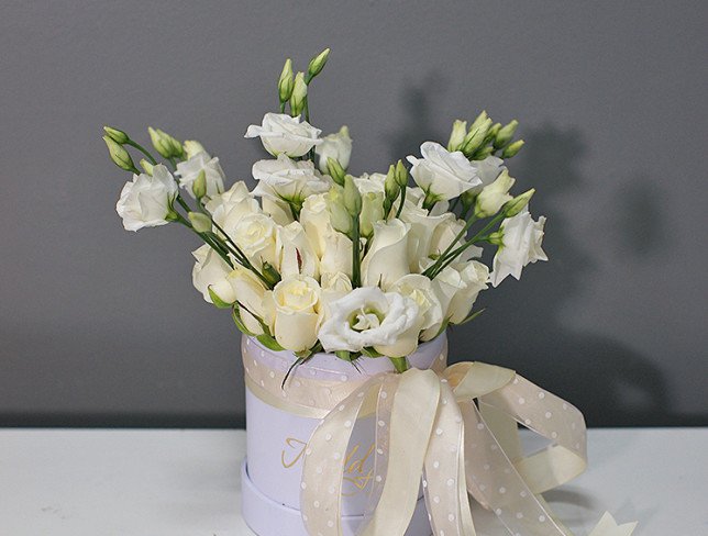 Cutie albă cu trandafiri albi și eustomă foto