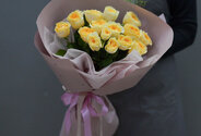 Buchet din 15 trandafiri Buttercup 40 cm — foto 2