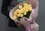 Buchet din 15 trandafiri Buttercup 40 cm — foto 3