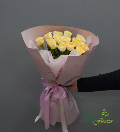 Buchet din 15 trandafiri Buttercup 40 cm