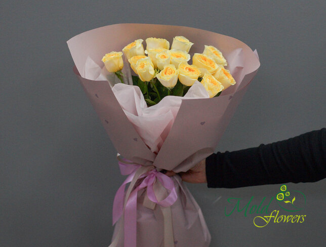 Buchet din 15 trandafiri Buttercup 40 cm