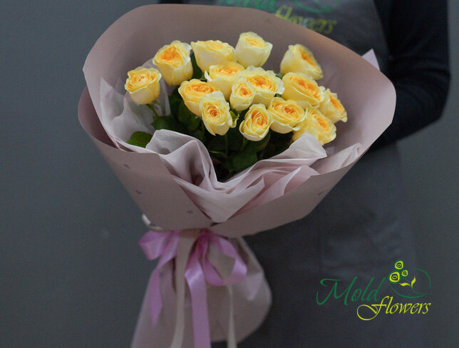 Buchet din 15 trandafiri Buttercup 40 cm — foto 2