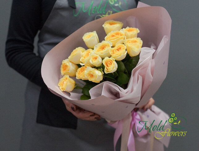 Buchet din 15 trandafiri Buttercup 40 cm — foto 3