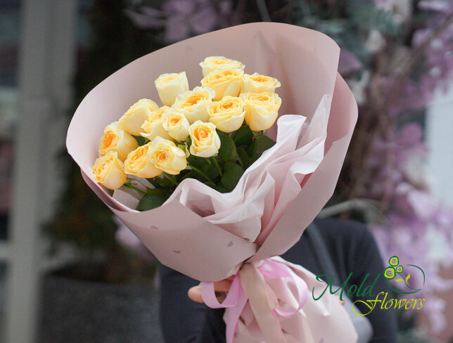 Buchet din 15 trandafiri Buttercup 40 cm — foto 4