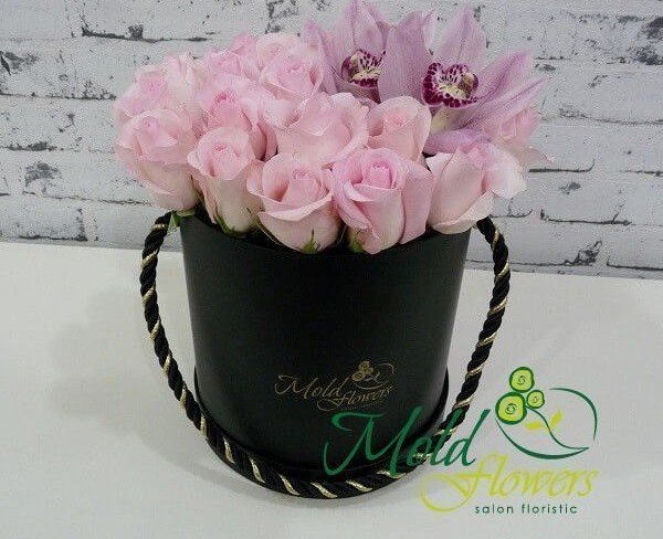Черная коробка с розовыми розами и орхидеей фото