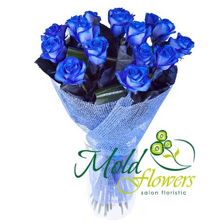 Букет из синих роз в сетке фото