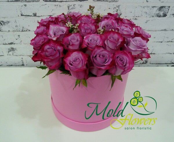 Большая розовая коробка с фиолетовыми розами фото