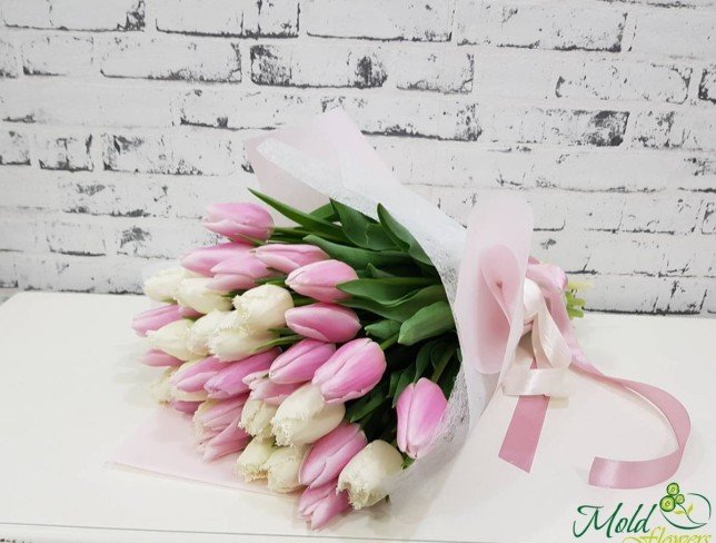 Красивый букет из белых и розовых тюльпанов в белой бумаге фото