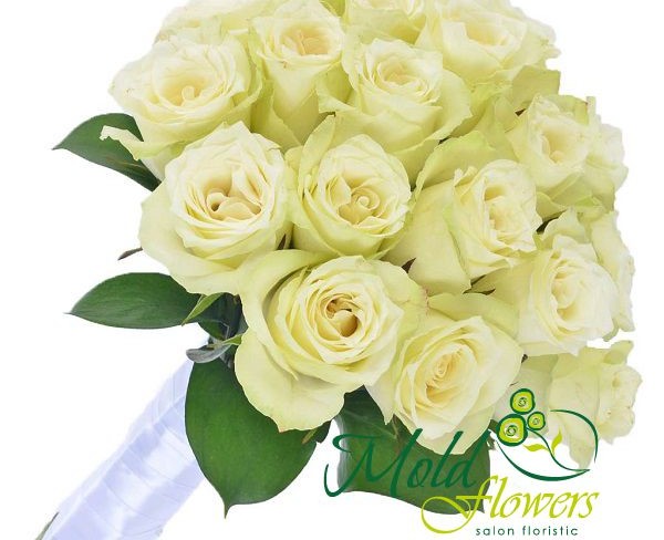 Букет невесты из зеленых роз с белой лентой фото