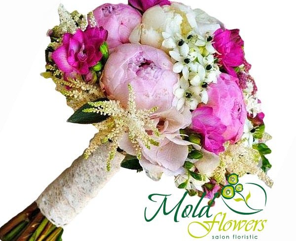 Букет невесты из розовых пионов, бледно-розовой гортензии, розовой фрезии и орнитагалума фото