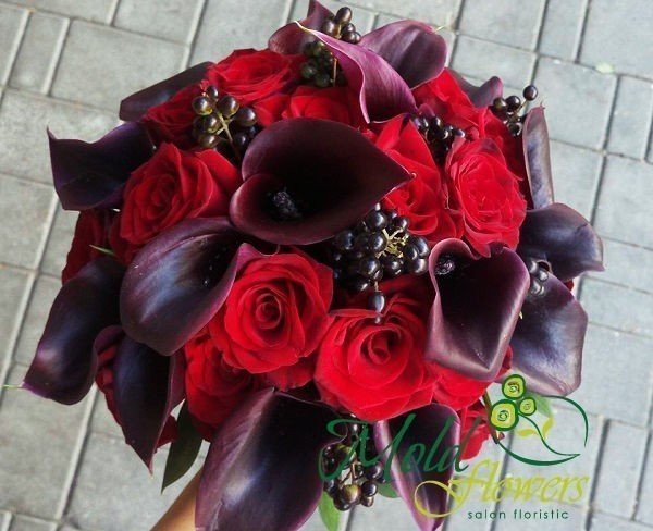 Букет невесты 2601 из красных роз и бордовой каллы Фото