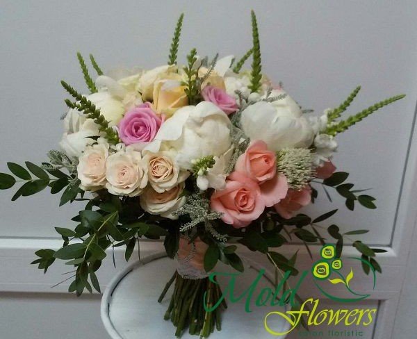 Букет невесты из белых пионов, белых, розовых, коралловых, желтых роз фото