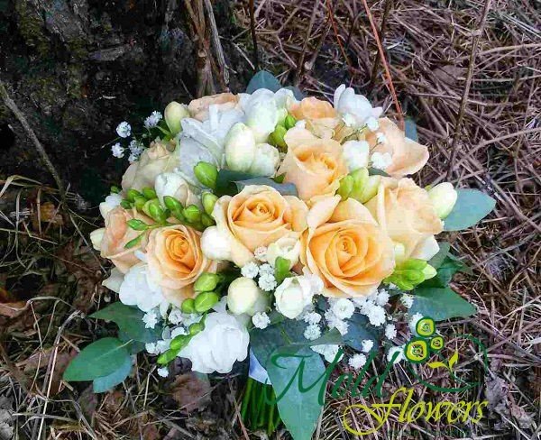 Букет невесты из желтых роз, белых фрезий и эустом фото