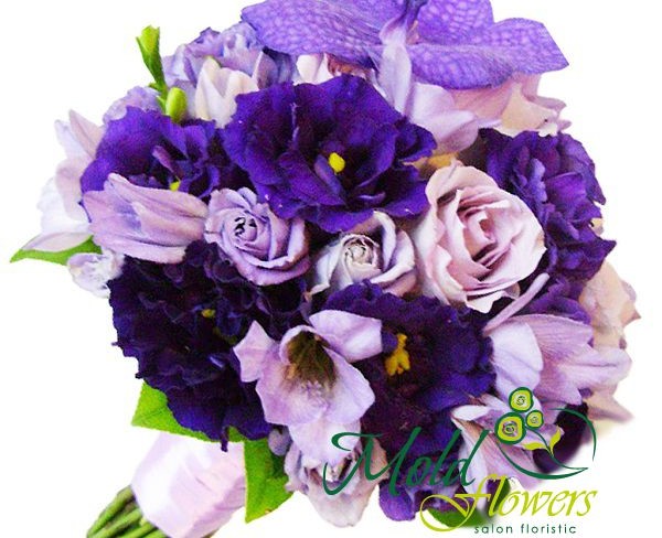 Букет невесты из фиолетовых роз, эутомы, фрезии и орихдеи ванда фото