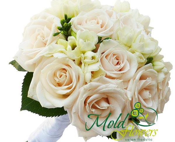 Букет невесты 33 из фрезии и кремовой розы Фото