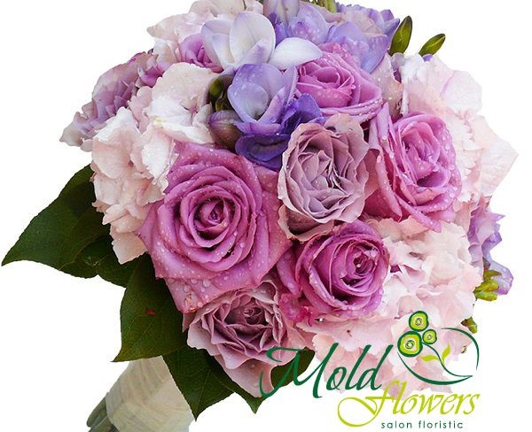 Букет невесты из розовых роз, розовых эустом, фиолетовых фрезий и белых гортензий фото
