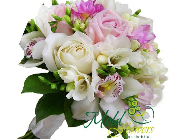 Букет невесты из белых и розовых роз, фрезий и белых орхидей фаленопсис фото