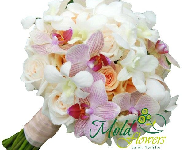 Букет невесты из розовых орхидей, оранжевых и белых роз, белых орхидей дендробиум фото
