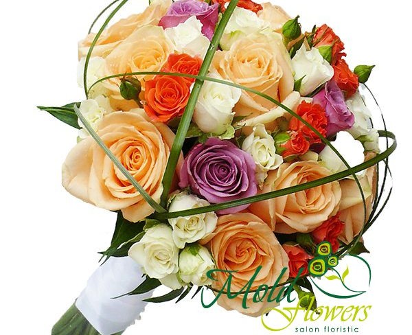 Букет невесты из желтых и фиолетовых роз, оранжевых и белых кустовых роз фото