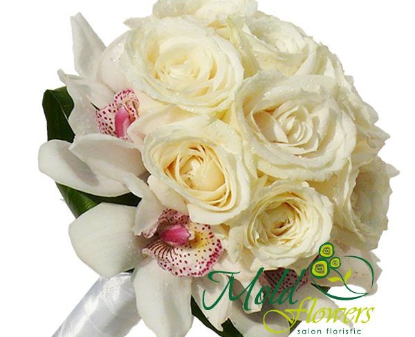 Buchetul miresei 64 cu trandafiri albi și orhidee falenopsis foto