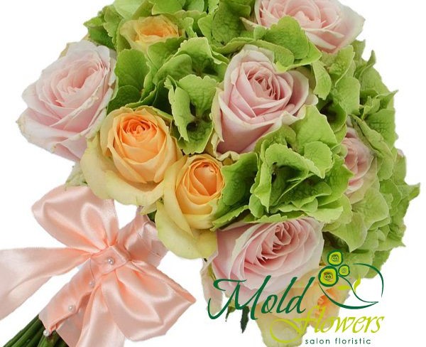 Букет невесты из розовых и желтых роз, зеленых гортензий с розовой лентой фото