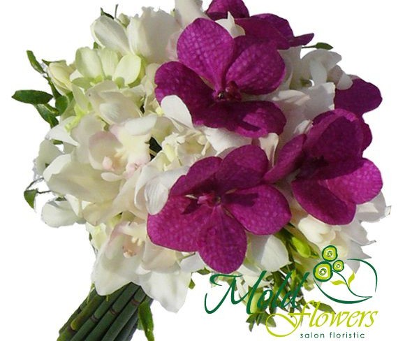 Букет невесты из белой орхидеи цимбидиум и фиолетовой орхидеи ванды фото
