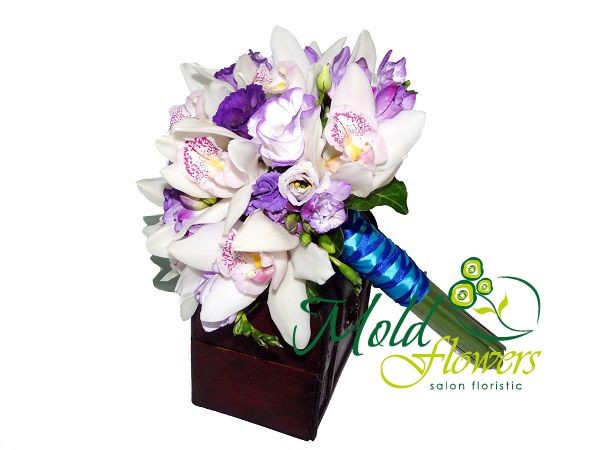 Букет невесты из белой орхидеи цимбидиум, фиолетовой эустомы и фрезии фото