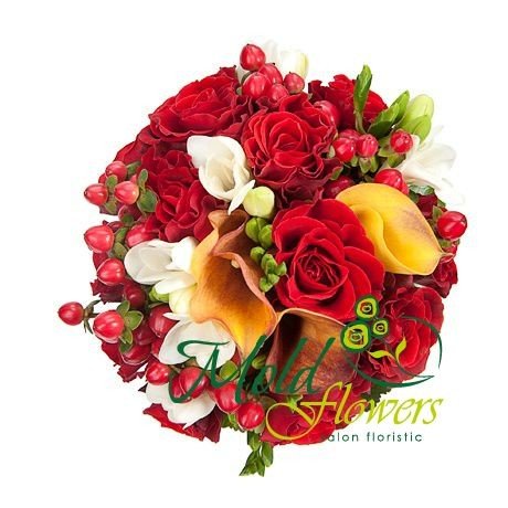 Букет невесты из красных роз, желтых калл и белых фрезий фото