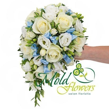 Букет невесты из белых роз и эустом с голубыми бантиками фото
