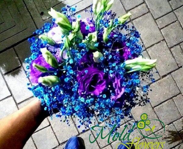 Букет невесты из синей гипсофилы, фиолетовой и белой эустомы фото