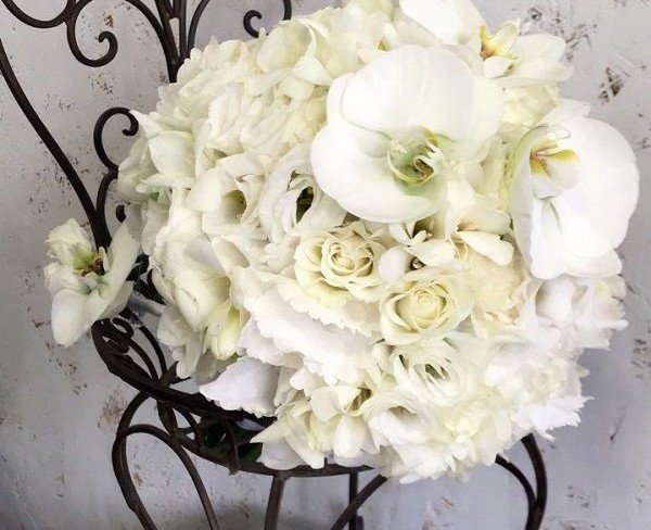 Букет невесты из белой фрезии, эустомы, розы, гортензии и орхидеи + бутоньерка для жениха Фото