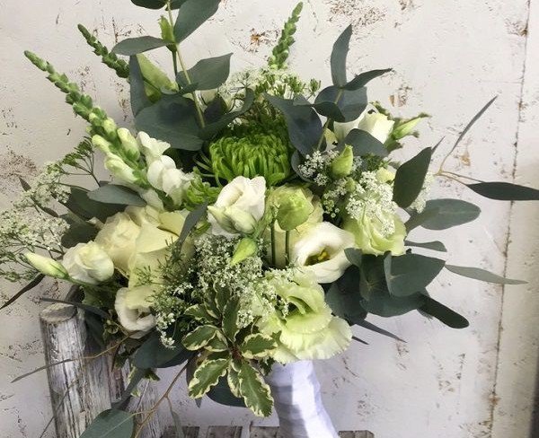 Buchetul miresei din eustoma albă, trandafiri și eucalipt + butonieră pentru mire foto