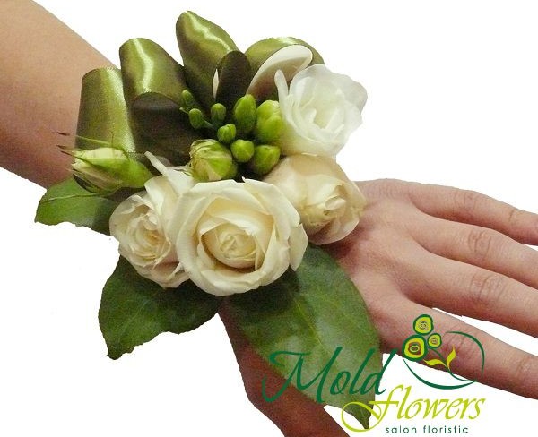 Бутоньерка из белых роз с зеленой лентой фото