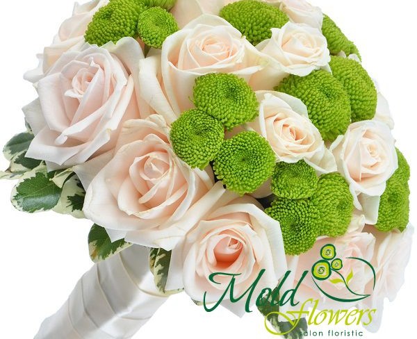 Букет невесты из розовых роз и зеленых хризантем с белой лентой фото