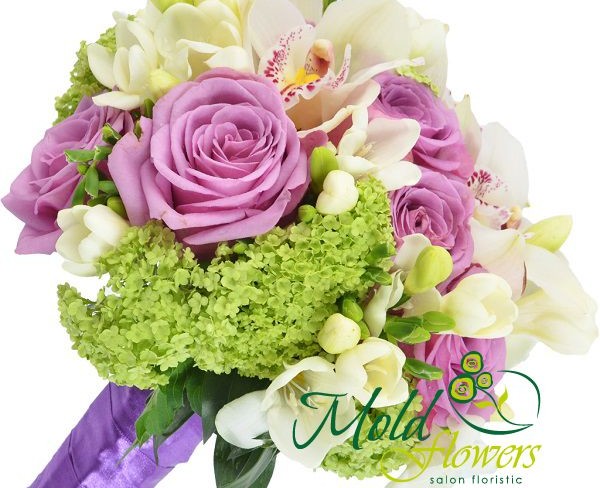 Букет невесты из фиолетовых роз, белой орхидеи, фрезии и зелёной гортензии фото