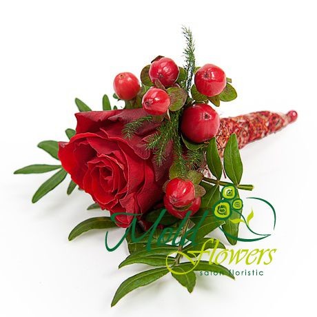 Бутоньерка из красной розы и гиперикума фото