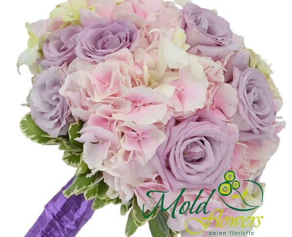 Букет невесты из фиолетовых роз, розовых и белых гортензий фото