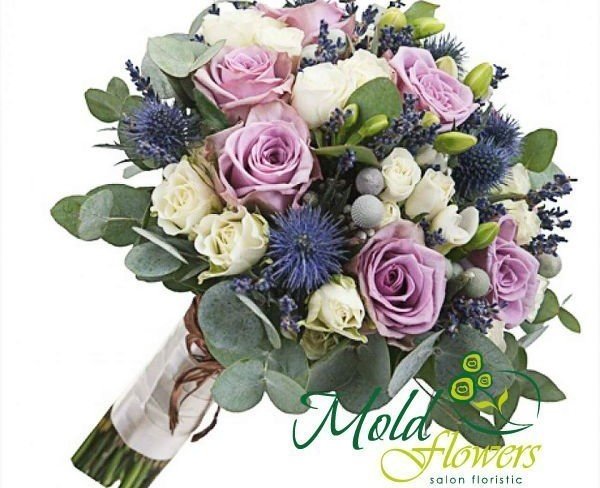 Букет невесты из фиолетовых роз, белых мелкоцветных роз, фрезии, эвкалипта и бруньи  фото