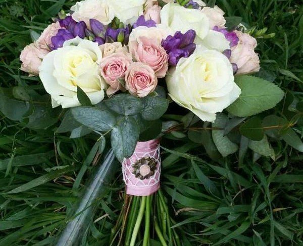 Букет невесты из белых роз, розовых кустовых роз, фиолетовых фрезий фото