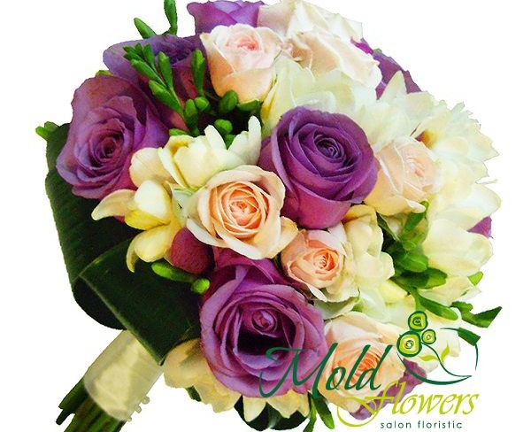 Букет невесты из фиолетовых и бежевых роз, белых фрезий фото