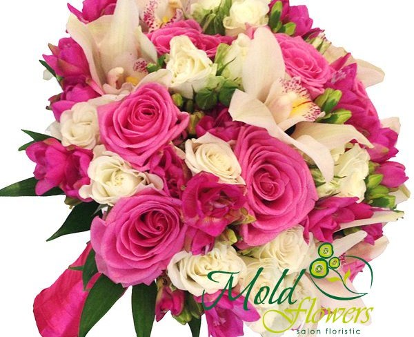 Букет невесты из розовых роз, белых кустовых роз, розовых фрезий, белых орхидей фаленопсис фото