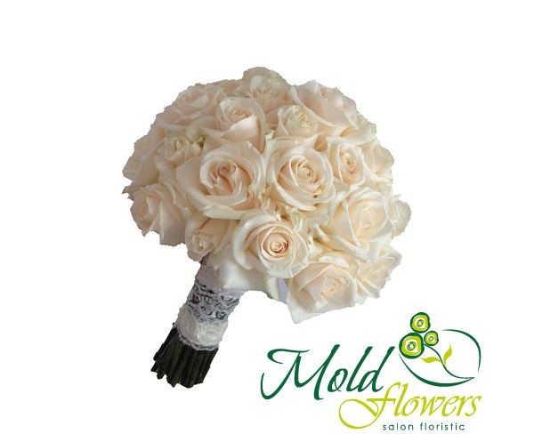 Букет невесты из белых роз фото