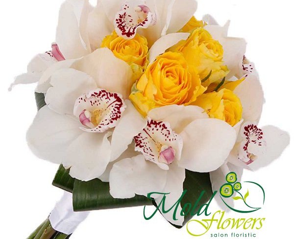 Букет невесты из желтых роз, белых орхидей фаленопсис с белой лентой фото