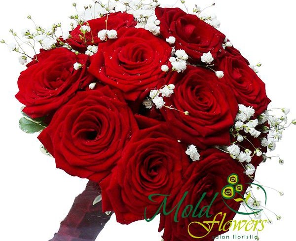 Букет невесты 49 из красной розы и гипсофиллы Фото