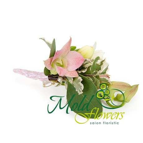 Бутоньерка из розовой орхидеи дендробиум и зелени фото