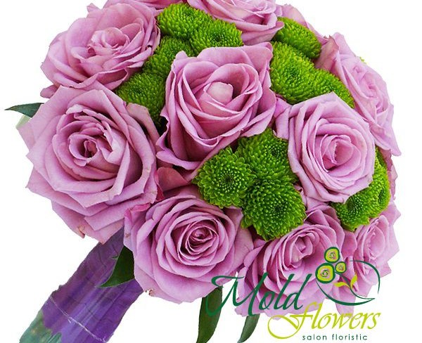 Букет невесты из розовых роз и зеленых хризантем с фиолетовой лентой фото