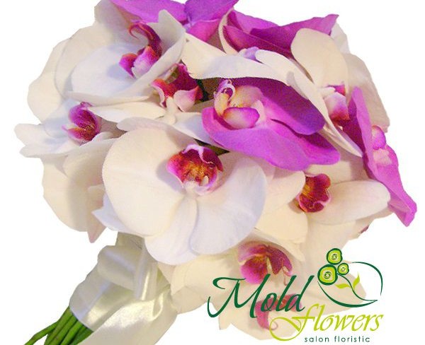 Букет невесты из розовых и белых орхидей фаленопсис с белой лентой фото