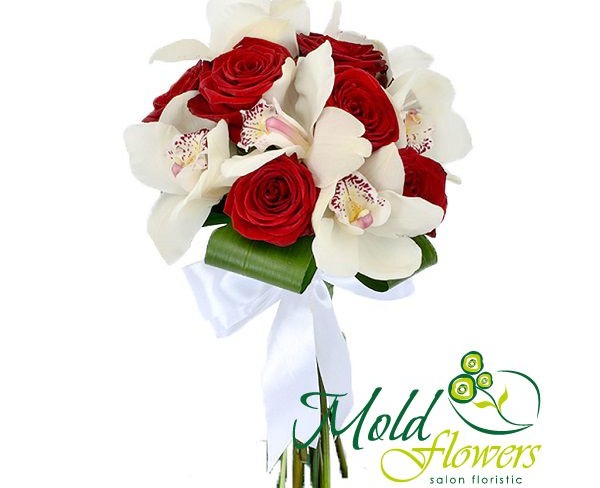 Букет невесты из красных роз, белых орхидей фаленопсис с белой лентой фото