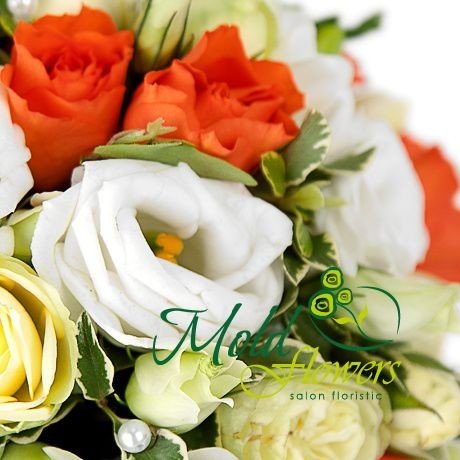 Букет невесты из белых и оранжевых роз, белых эустом и фрезии с белыми бусинами фото